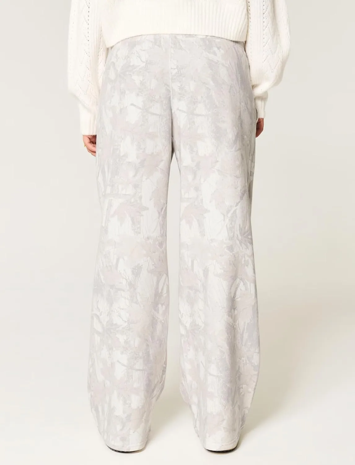 Casual Wide Leg Camo Pants for Women Baggy Elastic High Waist Fleece Sweatpants Maple Leaf Drawstring Lounge Pants