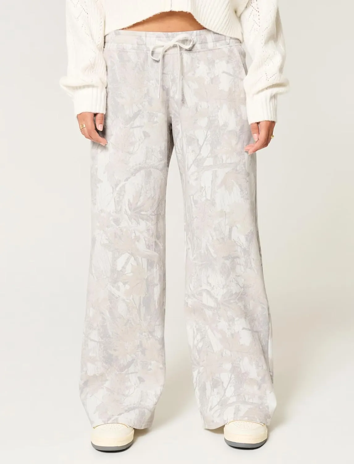 Casual Wide Leg Camo Pants for Women Baggy Elastic High Waist Fleece Sweatpants Maple Leaf Drawstring Lounge Pants