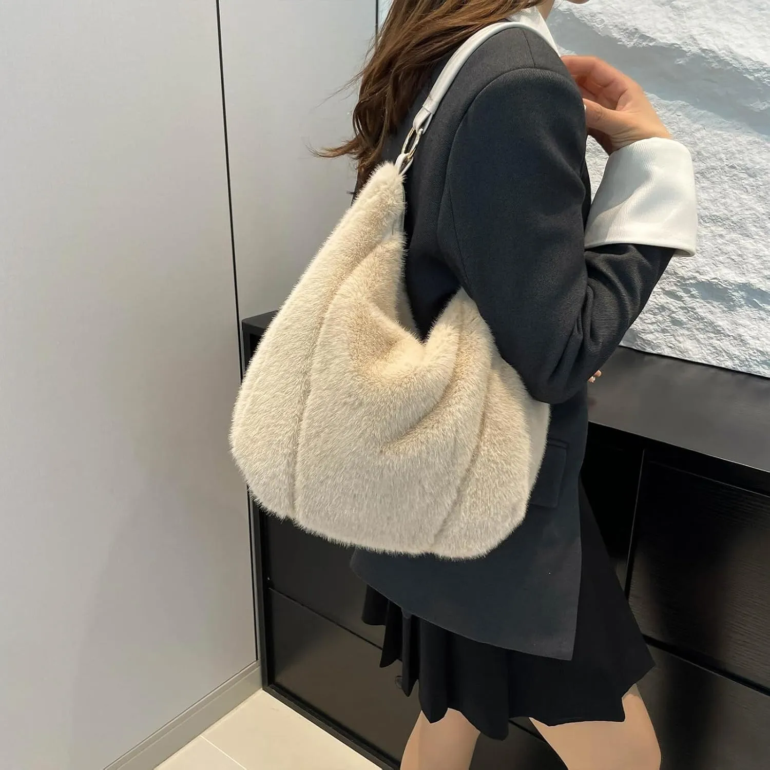 Fluffy Tote Bag, Winter Fuzzy Purses for Women Faux Fur Bag Soft Furry Shoulder Bag