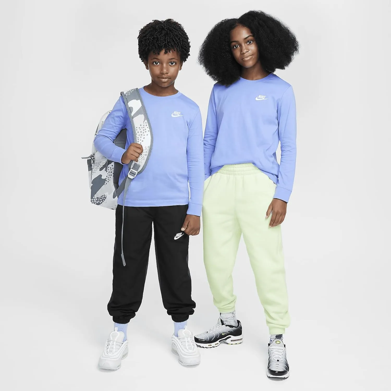 Nike Sportswear Big Kids' Long-Sleeve T-Shirt (Royal Pulse, FZ4946-494)