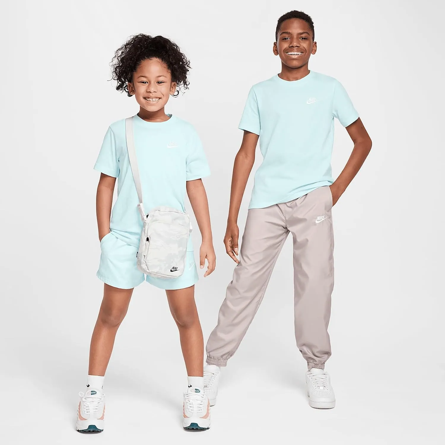 Nike Sportswear Big Kids' T-Shirt (FZ5177-474, Glacier Blue)